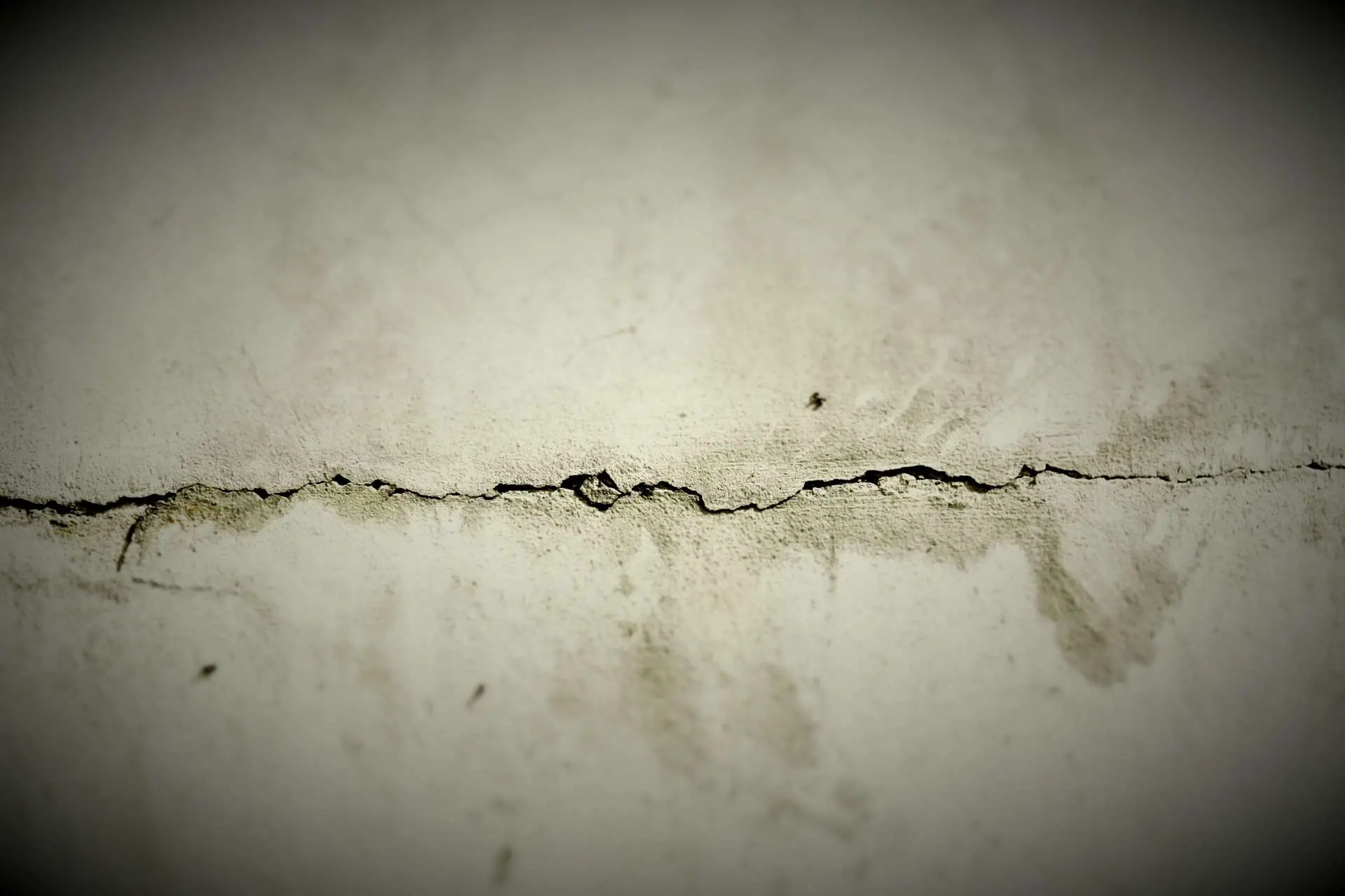 Concrete wall crack